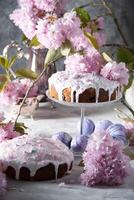 lindo Páscoa bolo em a mesa, e colori ovos, caseiro bolos, ainda vida foto
