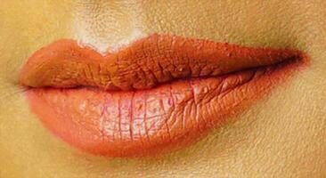 lindo jovem mulher saudável lábios. fêmea lábios com vibrante batom cor. lábio Cuidado e beleza foto