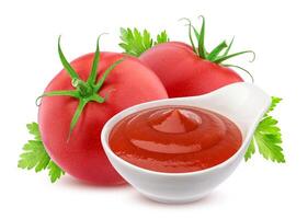 ketchup dentro tigela e tomates isolado em branco foto