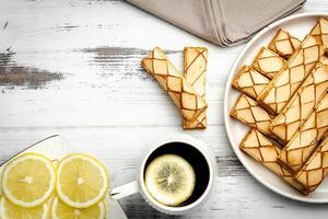 sfogliatina, a italiano sopro pastelaria com Esmalte em uma prato em branco fundo, topo Visão foto