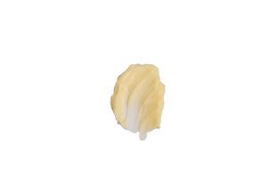 produtos cosméticos textura de mancha amarela cremosa em um fundo branco. a textura da máscara de cabelo de cosméticos naturais, creme, esfoliante foto