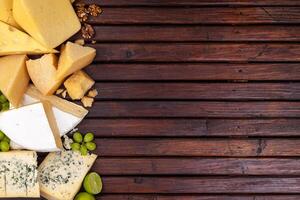 diferente queijos em de madeira mesa foto