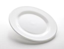 branco prato isolado em branco mesa, esvaziar prato modelo foto