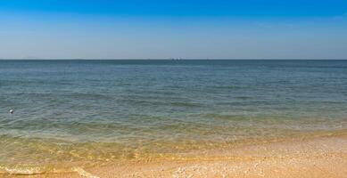 de praia em a báltico mar dentro Polônia. panorâmico visualizar. chiqueiro mínimo, paisagem de praia e tropical céu foto