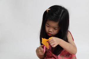 criança asiática brincalhona foto