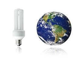 lâmpada economizadora de energia branca e planeta Terra foto