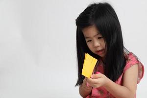 criança asiática brincalhona foto