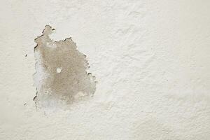 branco cimento parede com descamação pintura causou de Aumentar úmido foto