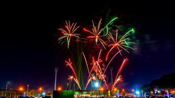 fogos de artifício dentro a Sombrio céu dentro a universidade foto