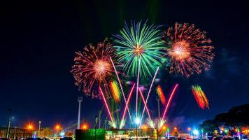 fogos de artifício dentro a Sombrio céu dentro a universidade foto