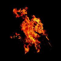 fogo do chama queimando isolado em Sombrio fundo para gráfico Projeto objetivo foto