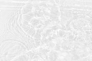 água Azul ondas em a superfície ondulações borrado. desfocar borrado transparente azul colori Claro calma água superfície textura com respingo e bolhas. água ondas com brilhando padronizar textura fundo. foto