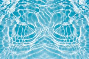 água superfície. água Azul ondas em a superfície ondulações borrado. desfocar borrado transparente azul colori Claro calma água superfície textura com respingo e bolhas. água ondas com brilhando padronizar. foto