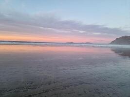 pôr do sol em Famara de praia em Lanzarote ilha foto