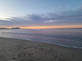 pôr do sol em Famara de praia em Lanzarote ilha foto