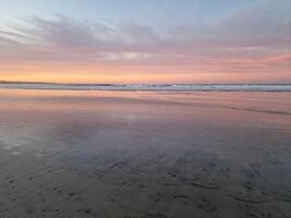 pôr do sol em Famara de praia em Lanzarote ilha foto