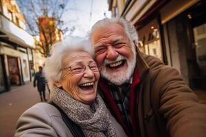 ai gerado idosos casal rindo e levando selfie foto