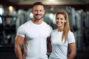 ai gerado retrato do uma sorridente casal ginástica homem e mulher dentro roupa de esporte em pé dentro Academia clube. fechar-se do atletas dentro a ginástica Centro. foto