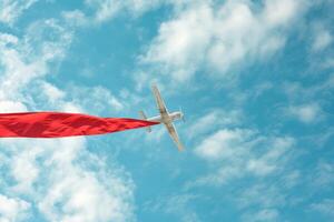 ai gerado promoção avião com bandeira horizontal, uma vermelho bandeira céu fundo, com esvaziar espaço para texto, para publicidade foto