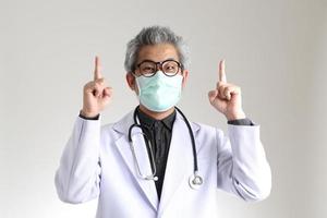 médico sênior asiático