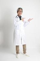 médico sênior asiático