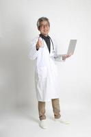 médico asiático sênior foto