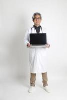 médico asiático sênior