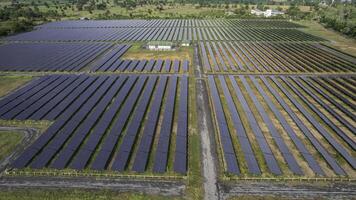 solar poder Fazenda a partir de zangão vista, verde energia tecnologia foto