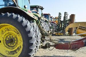 traseiro rodas do a trator. trator. agrícola maquinaria. foto