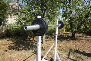 caseiro Cajado prateleiras. Esportes equipamento dentro a quintal. levantamento de peso bar. foto