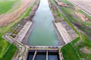 água bombeamento estação do irrigação sistema do arroz Campos. Visão foto