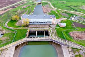 água bombeamento estação do irrigação sistema do arroz Campos. Visão foto