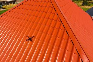 casa com a laranja cobertura fez do metal, topo visualizar. metálico perfil pintado ondulado em a teto. foto