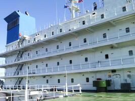 Visão geral do a área coberta do uma tubo deitar navio. a do navio área coberta. foto