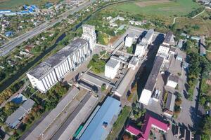 topo Visão do uma silo elevador. aerofotografia industrial objeto. foto