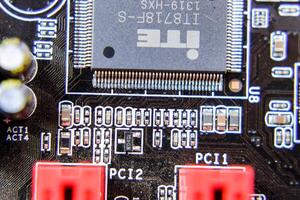 eletrônico borda com elétrico componentes. eletrônicos do computador equipamento foto