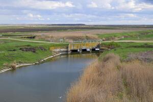 pontes através irrigação canais. arroz campo irrigação sistema foto