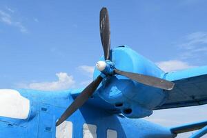 azul asa rotativa aeronave em a colina. ar livre museu foto
