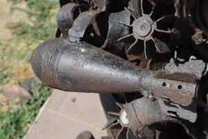 monumento do minas, granadas, balas e Concha fragmentos. para lembrar descendentes do a horrores do guerra. a ótimo patriótico guerra foto