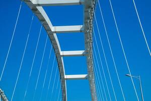 a navegável arco do a da criméia ponte. arco do a rodovia e estrada de ferro seção do a da criméia ponte. foto