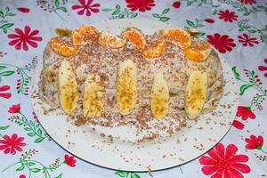 bolo com banana e tangerinas, borrifado com chocolate. foto
