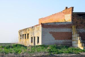 velho soviético tijolo abandonado prédio. desmoronando tijolo construção. foto