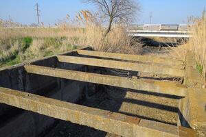 canal irrigação sistema arroz Campos. concreto túnel para irrigação canal. foto