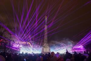 experiência a independência dia laser mostrar às Riga liberdade monumento, Letônia. foto