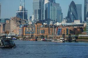 desfrutando uma ensolarado dia em a Tamisa, vendo Londres Horizonte e barcos, Reino Unido foto
