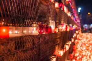 caloroso luz de velas tributo para da letônia independência dia celebração foto