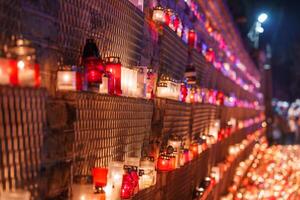 iluminação velas dentro solene lembrança do da letônia dia do independência foto