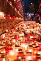 caminho aceso de velas para a comemorar da letônia independência dia. foto