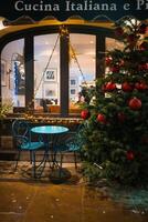 apreciar uma festivo italiano do restaurante Natal ambiente dentro Londres, Reino Unido. foto