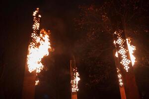 Letônia independência dia celebração com fogosa estruturas às noite foto